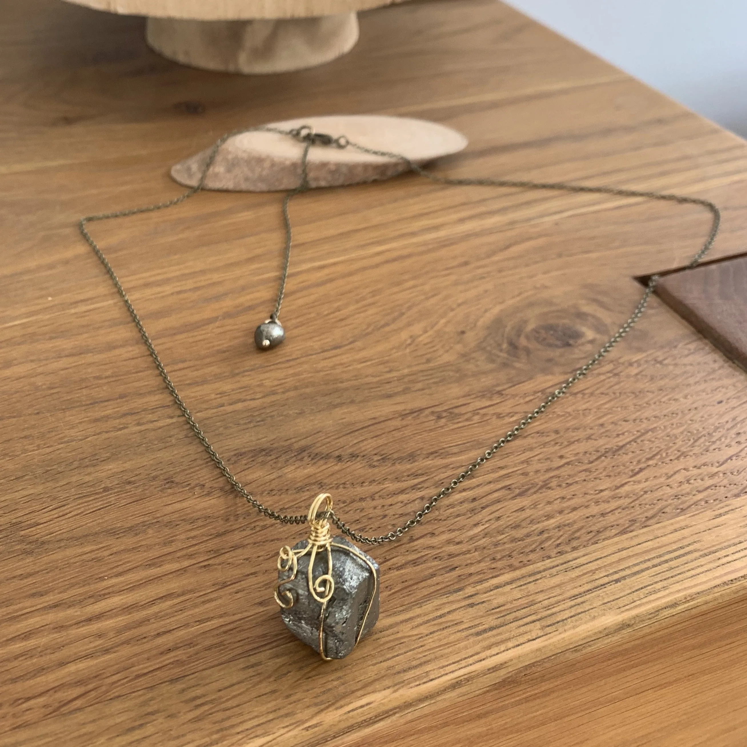 Pendentif en Pyrite brute, Bijoux fait main unique, Collier Boho