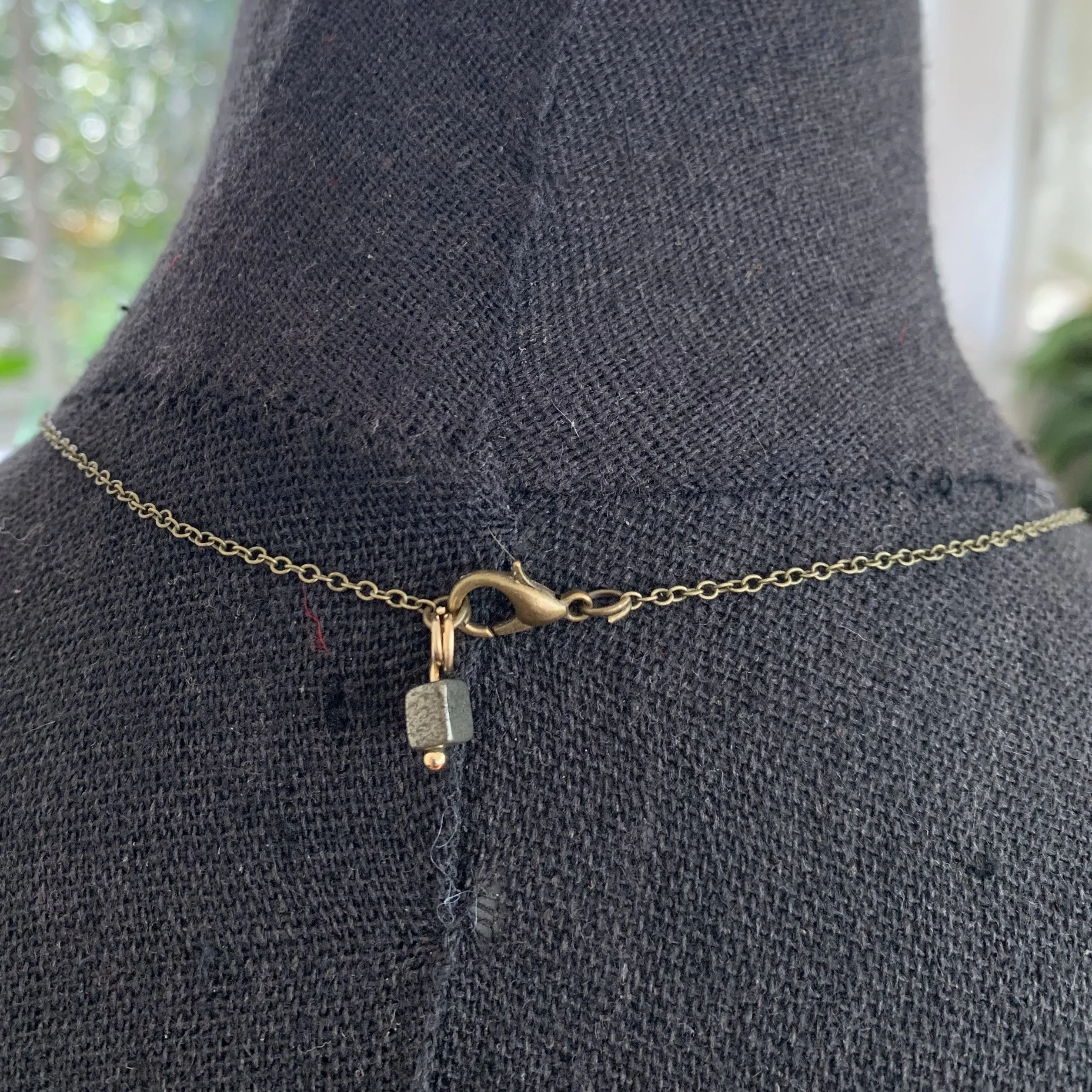 Pendentif en Pyrite brute, Bijoux fait main unique, Collier Boho