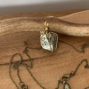 Pendentif en Pyrite brute, Bijoux fait main unique, Collier Boho